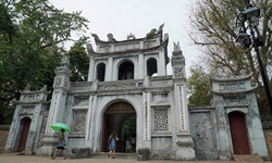 Die imposante weiße Fassade des Tempels der Literatur (Quán Thánh Tempel) in Hanoi.