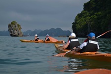 Touristen fahren Kayak in der Ha Long Bucht in Vietnam
