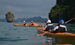 Touristen fahren Kayak in der Ha Long Bucht in Vietnam