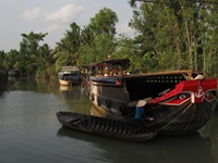 Ein angelegtes Holzschiff im Mekong Delta in Vietnam