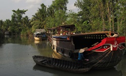 Ein angelegtes Holzschiff im Mekong Delta in Vietnam