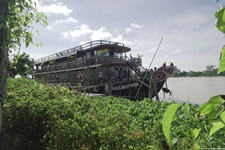 Eine hölzerne Dschunke im Mekong-Delta.