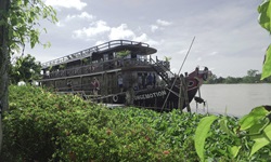 Eine hölzerne Dschunke im Mekong-Delta.