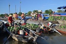 Ein Markt mit Wassermelonen am Hafen von Mekong in Vietnam