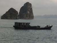 Ein Boot fährt in der Ha Long Bucht in Vietnam