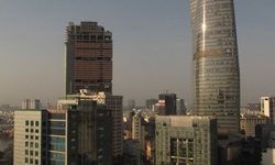 Blick in die Hauptstadt Vietnams Ho-Chi-Minh-Stadt mit ihrem höchsten Gebäude, dem Bitexo Financial Tower
