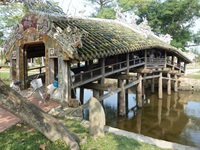Eine vietnamesische Holzbrücke in der Stadt Hue