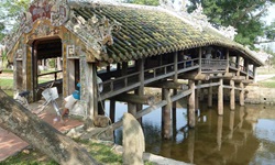 Eine vietnamesische Holzbrücke in der Stadt Hue