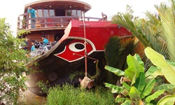 Die rote Dschunke Funan Cruise (ehemals Le Cochinchine) mit ihren charakteristischen aufgemalten Augen im Mekong Delta in Vietnam