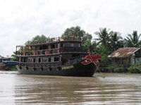 Die dunkelbraune Dschunke Funan Cruise (vormals Le Cochinchine) hat ihren Anker vor dem Mekong Delta in Vietnam gesetzt