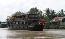 Die dunkelbraune Dschunke Funan Cruise (vormals Le Cochinchine) hat ihren Anker vor dem Mekong Delta in Vietnam gesetzt