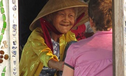 Touristin trifft zwei Vietnamesinnen und begrüßt sie