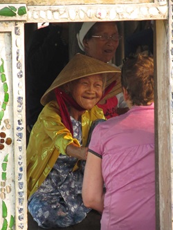 Touristin trifft zwei Vietnamesinnen und begrüßt sie