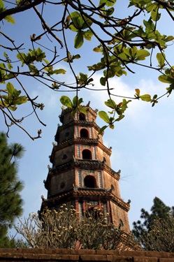 Blick auf das buddhistische Kloster Thien Mu-Pagode im vietnamesischen Hué