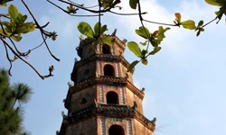 Blick auf das buddhistische Kloster Thien Mu-Pagode im vietnamesischen Hué