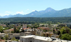 Blick über Villach zu den Alpen