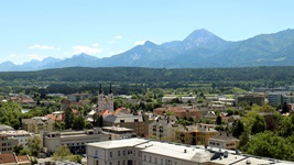 Blick über die Stadt Villach bis hin zu den beliebten Alpen