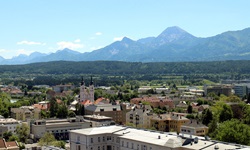 Blick über Villach bis zu den Karawanken