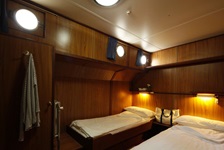 Blick in eine Dreibettkabine an Bord der MS Vita Pugna.