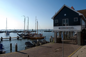 Blick auf den Hafen und die angelegten Boote in Volendam