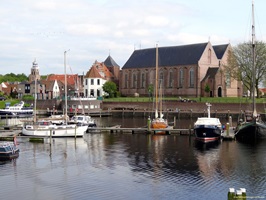 Blick auf den Hafen und die Kirche in Vollenhove