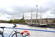 Die MS Bordeaux fährt an einem bei Bordeaux vor Anker liegenden Dreimaster vorbei.