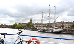 Die MS Bordeaux fährt an einem bei Bordeaux vor Anker liegenden Dreimaster vorbei.