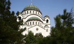 Der majestätische weiße Dom des Heiligen Sava in Belgrad.
