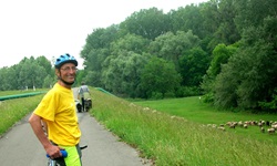 Ein Radler macht auf dem Donauradweg bei Mohács Pause und posiert für ein Foto.