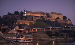 Schöner Blick auf die nächtlich beleuchtete Festung Petrovaradin in Novi Sad.