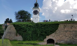Der Uhrturm der Festung Petrovaradin in Novi Sad.