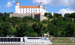 Die MS Primadonna passiert die Burg von Bratislava, die sich hoch über dem Donauufer erhebt.