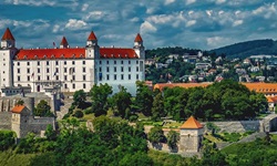 Die prächtige weiße Burg von Bratislava.