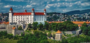 Die prächtige weiße Burg von Bratislava.
