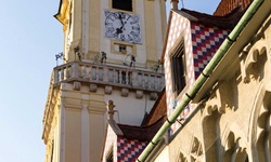 Die Rathausuhr in Bratislava.