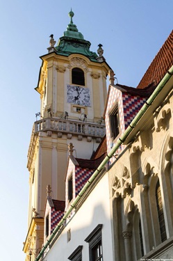 Die Rathausuhr von Bratislava.