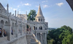 Touristen bummeln durch die Fischerbastei in Budapest.