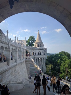 Touristen bummeln durch die Fischerbastei in Budapest.