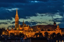 Die nächtlich angestrahlte Matthias-Kirche in Budapest.