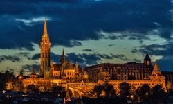 Die nächtlich angestrahlte Matthias-Kirche in Budapest.