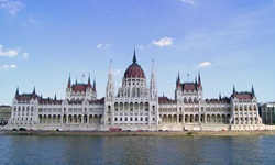 Das kunstvoll gestaltete Parlament von Budapest liegt direkt am Donauufer.
