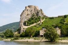 Die Ruinen der Burganlage von Devin thronen majestätisch auf einem Felsen über dem Donauufer.