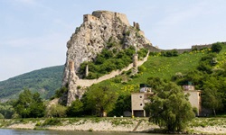 Die Ruinen der Burganlage von Devin thronen majestätisch auf einem Felsen über dem Donauufer.