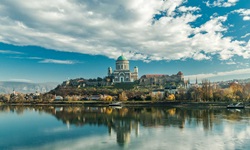 Traumhafter Blick auf die Basilika von Esztergom und die Donau.