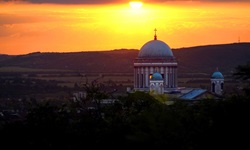 Ein wunderschöner Sonnenuntergang über der Basilika von Esztergom.