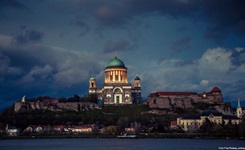 Die nächtlich beleuchtete Basilika von Esztergom.