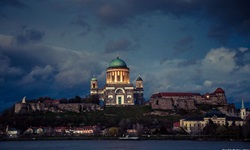 Die nächtlich beleuchtete Basilika von Esztergom.
