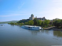 Die MS Primadonna passiert die Basilika von Esztergom.