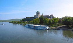 Die MS Primadonna passiert die Basilika von Esztergom.