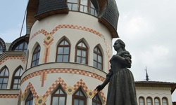 Turm und Statue am Europaplatz im Zentrum von Komárno.
